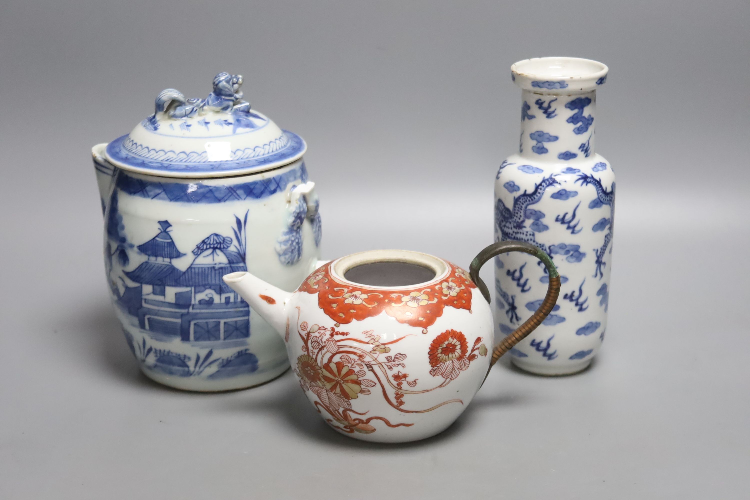 A Chinese blue and white lidded jar, a vase and a teapot, 18th/19th century, tallest 18cm
